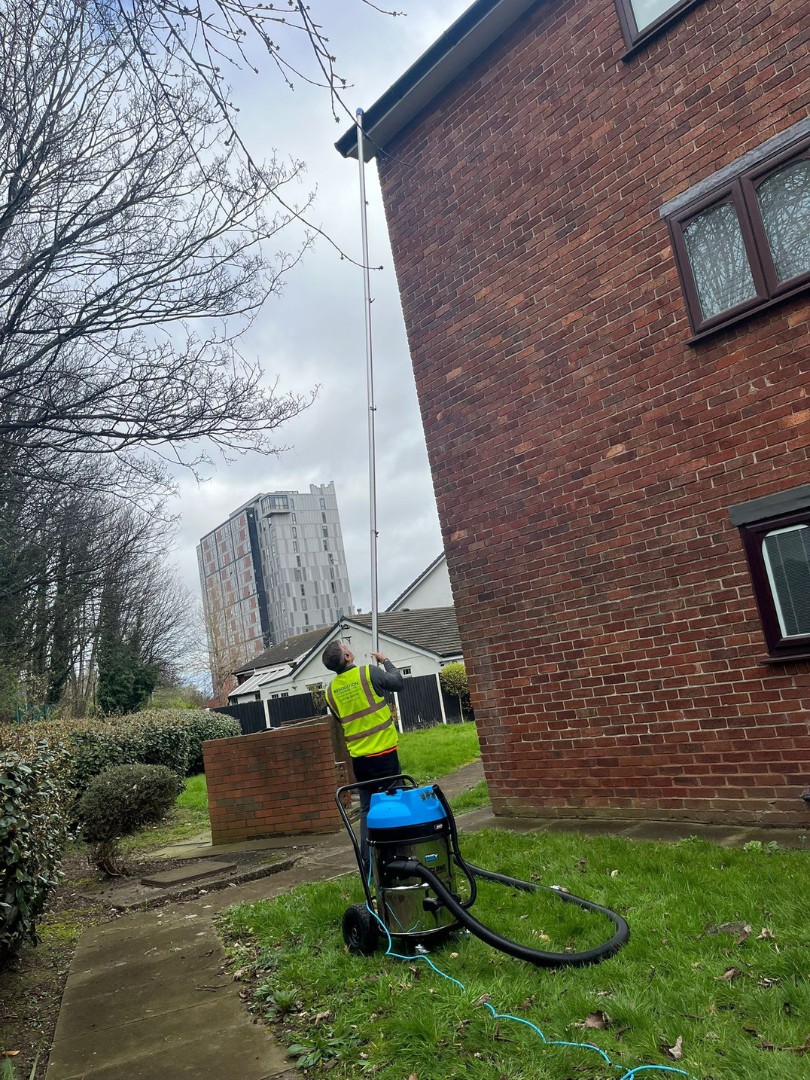 Professional gutter vacuum
